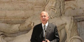 Carl Anderson nella conferenza stampa nel cortile dei Musei Capitolini a Roma, per l'apertura della nuova mostra.
