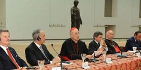 I conferenzieri da sinistra a destra: l'ambasciatore Nicholson, il Cavaliere Supremo Anderson, il cardinale Bertone, il sindaco Alemanno, e il cardinale Foley.