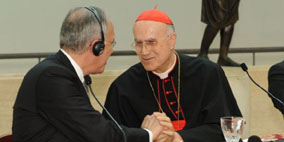 Segretario di Stato vaticano cardinale Tarcisio Bertone e il Cavaliere Supremo Carl Anderson