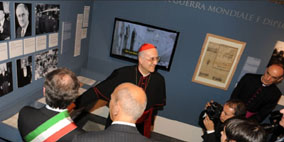 Il cardinale Bertone e il sindaco Alemanno visitano la mostra sui Cavalieri di Colombo presso i Musei Capitolini.