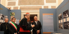 Il Sindaco Alemanno, il cardinale Bertone e Carl Anderson nel tour della mostra.