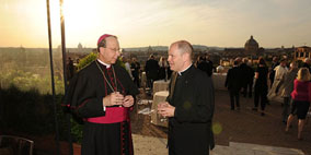 Il Supremo Cappellano Mons. William Lori e Padre Eric Zimmer, SJ, sulla terrazza per l'apertura della mostra.