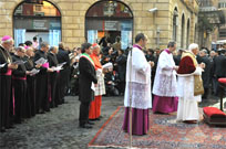 Benedetto XVI durante la benedizione della statua dell'Immacolata