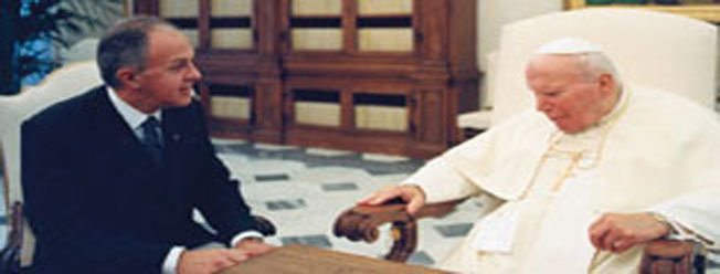 Il Santo Padre ha ricevuto in udienza Privata il Prof. Carl A. Anderson insieme alla famiglia.