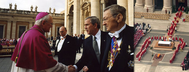 Un Rappresentante dei Cavalieri di Colombo accompagna il Presidente George W. Bush.
