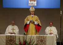 Il Cardinale Tarcisio Bertone mentre celebra la Messa d'apertura della 125° Conventione.