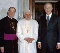 Il Santo Padre, Benedetto XVI insieme al Cavaliere Supremo Carl A. Anderson e a Mons. William Lori.