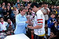 Francesco Demajo mentre premia uno dei partecipanti al torneo.