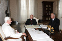 Benedetto XVI con il prof. Anderson e il Vescovo Lori