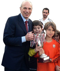 Il Conte Enrico P. Demajo premia il Futbol Club