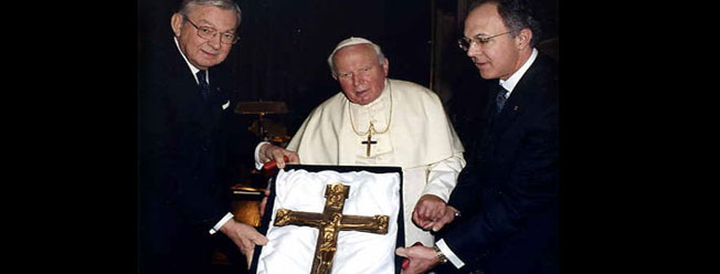 14 dicembre 2000 Il Past Supreme Knight Virgil C. Dechant presenta a Sua Santità Giovanni Paolo II il suo successore, il Prof. Carl A. Anderson 