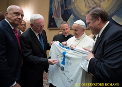 Papa Francesco riceve delegazione NFL presentati dal Cavaliere Supremo Carl A. Anderson in udienza privata