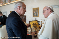 Il Prof. Anderson presenta al Santo Padre l'icona di San Giovanni Maria Vianney durante l'udienza privata