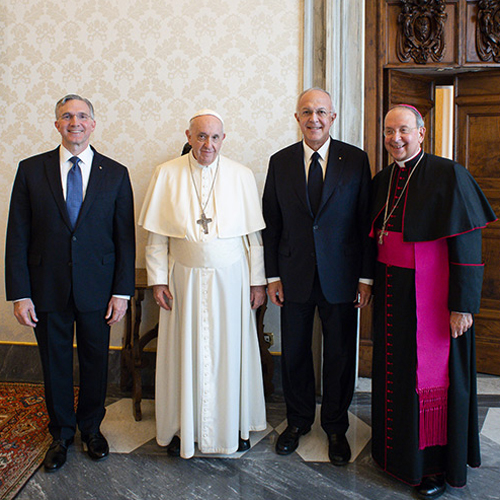 Da sinistra verso destra: il Supreme Knight Kelly, Papa Francesco, il Past Supreme Knight Anderson ed il Cappellano Supremo Sua Eccellenza Lori