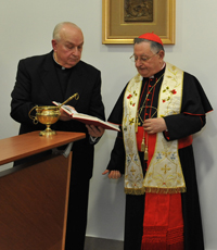 Cardinal Bertello benedice i nuovi locali assieme a Padre Vergez